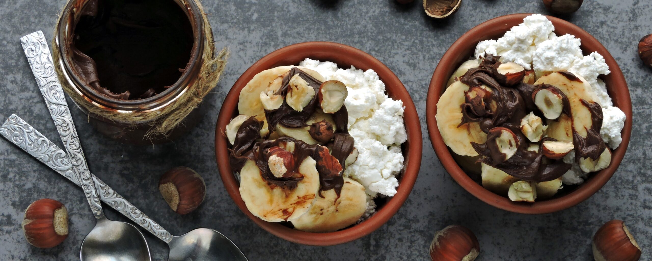 Tasty ricotta with bananas, Nutella and roasted hazelnuts.